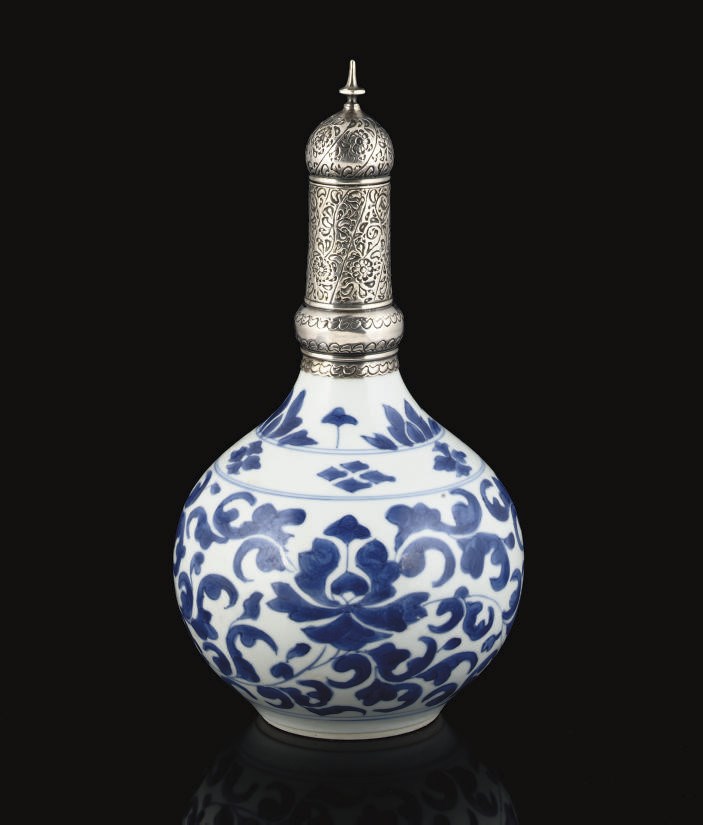 A KANGXI (1662-1722) BLUE AND WHITE BOTTLE VASE WITH LATER SILVER MOUNTS, CHINA