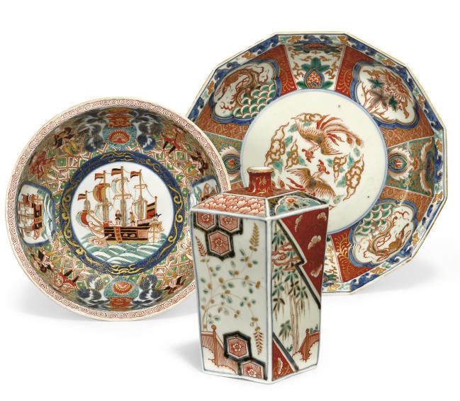 A JAPANESE IMARI GROUP OF BOWLS AND A TOKKURI