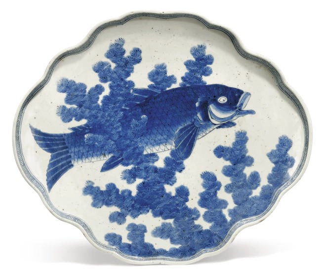 A JAPANESE IMARI UNDERGLAZE BLUE DISH