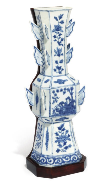 A CHINESE BLUE AND WHITE WALL VASE