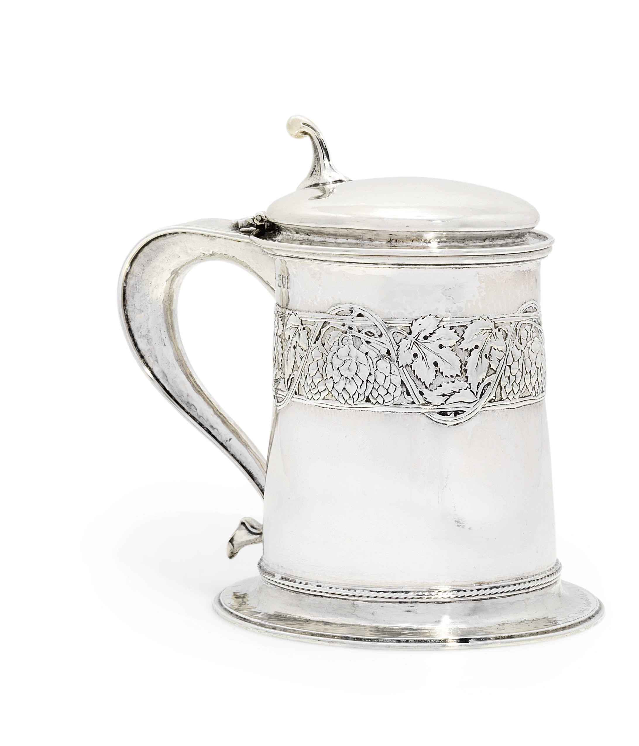 A GEORGE V SILVER TANKARD
