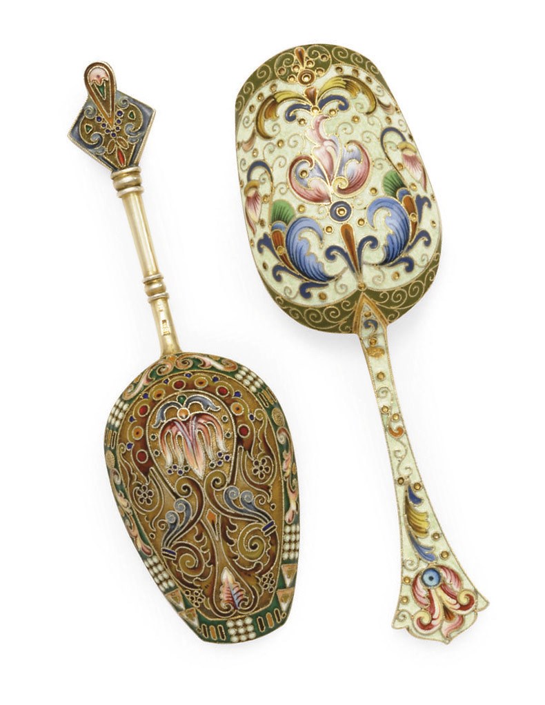 A RUSSIAN SILVER-GILT AND CLOISSONÉ ENAMEL CADDY SPOON