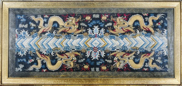 A CHINESE SILK PANEL EMBROIDERED WITH DRAGONS,