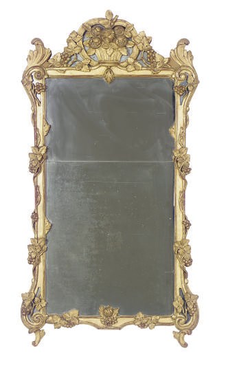 A CONTINENTAL GILTWOOD MIRROR,