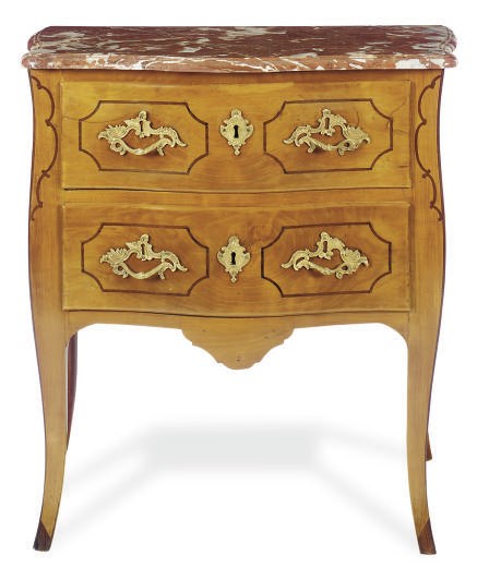 AN ITALIAN FRUITWOOD SERPENTINE BOMBE COMMODE,