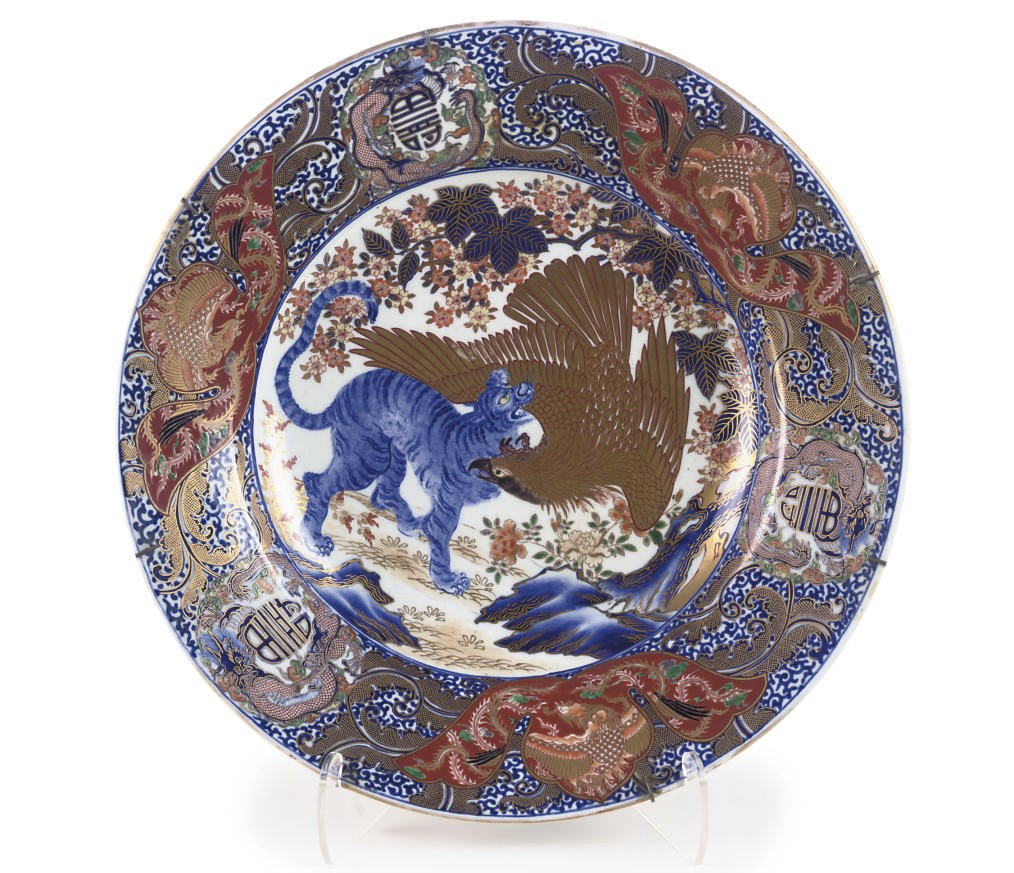 A JAPANESE IMARI LARGE CIRCULAR DISH