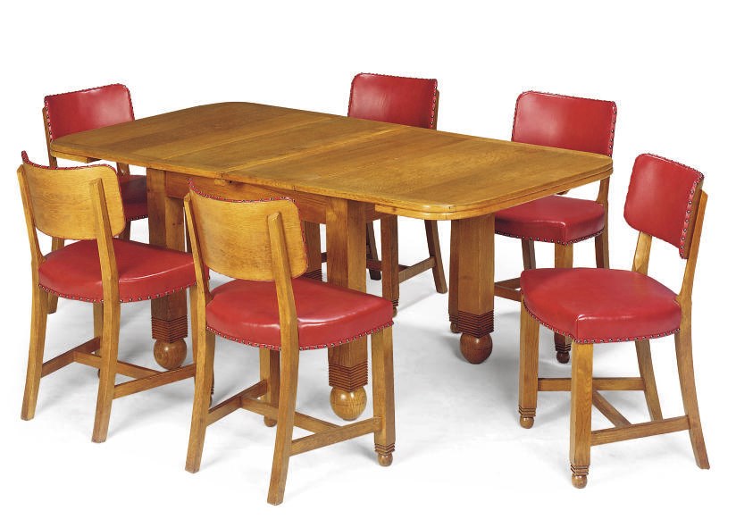 AN ENGLISH OAK DRAW-LEAF DINING TABLE