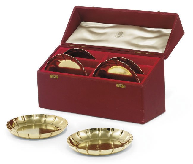 A SET OF SIX SILVER-GILT STRAWBERRY DISHES