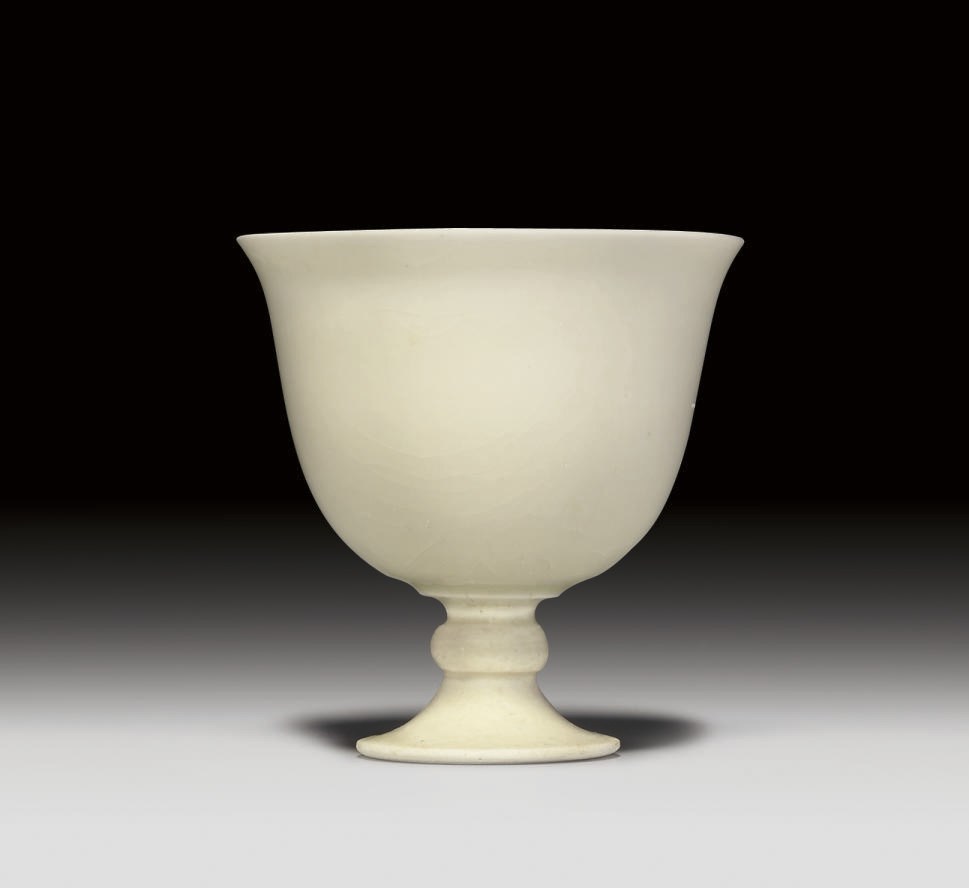 A SMALL WHITE-GLAZED POTTERY STEM CUP