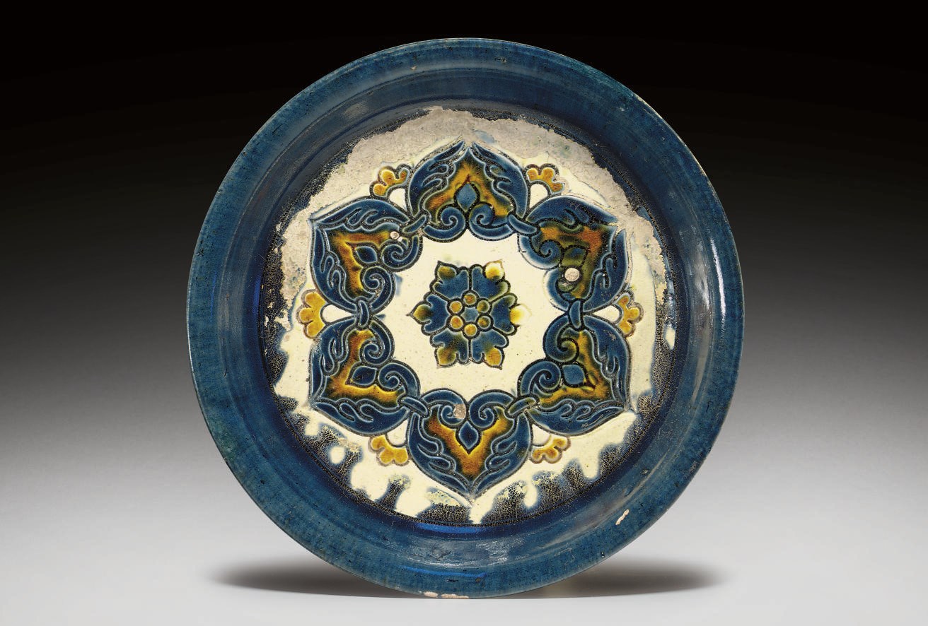 A BLUE AND SANCAI-GLAZED POTTERY TRIPOD TRAY