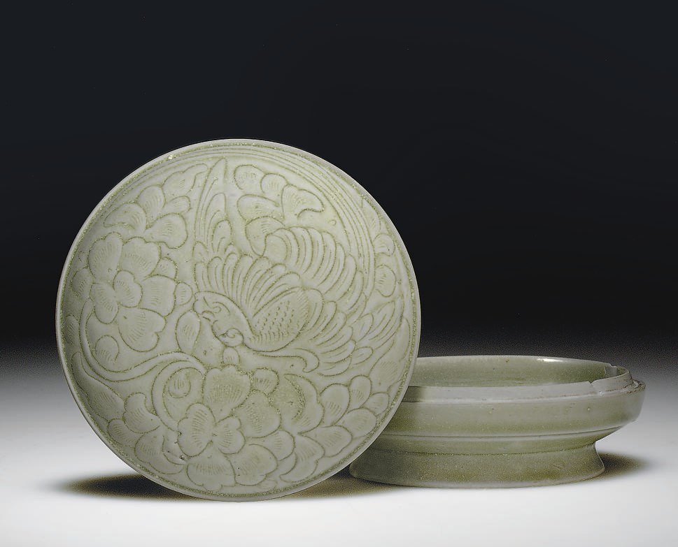 A RARE YUEYAO CELADON CARVED AND INCISED CIRCULAR BOX AND COVER