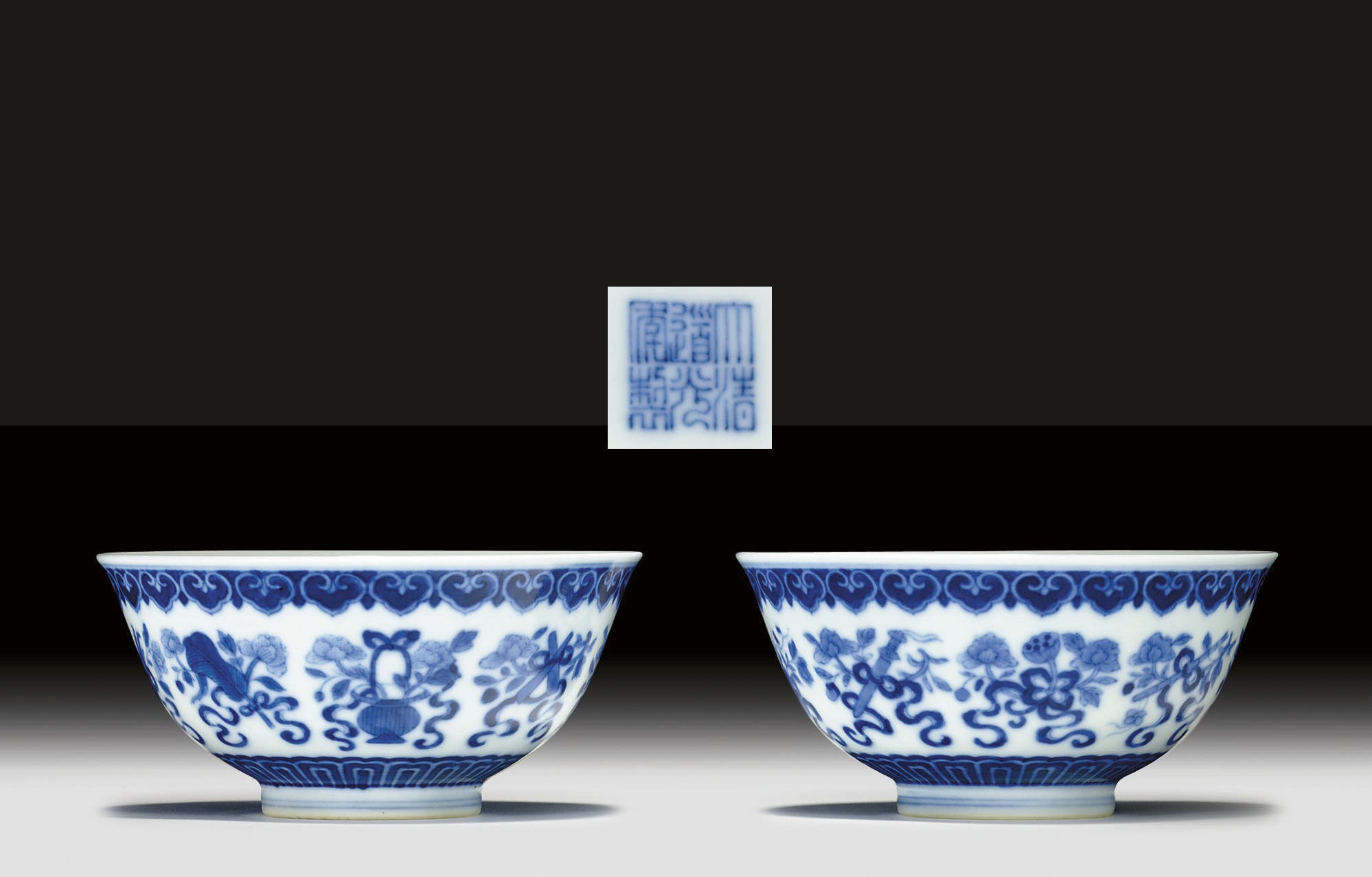 A PAIR OF BLUE AND WHITE BOWLS