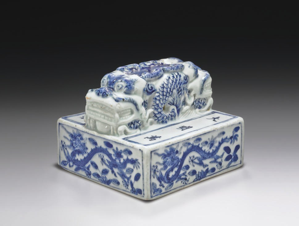 A BLUE AND WHITE SQUARE SEAL
