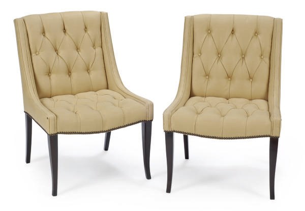 A PAIR OF BEIGE LINEN BUTTON-TUFTED UPH0LSTERED SIDE CHAIRS,