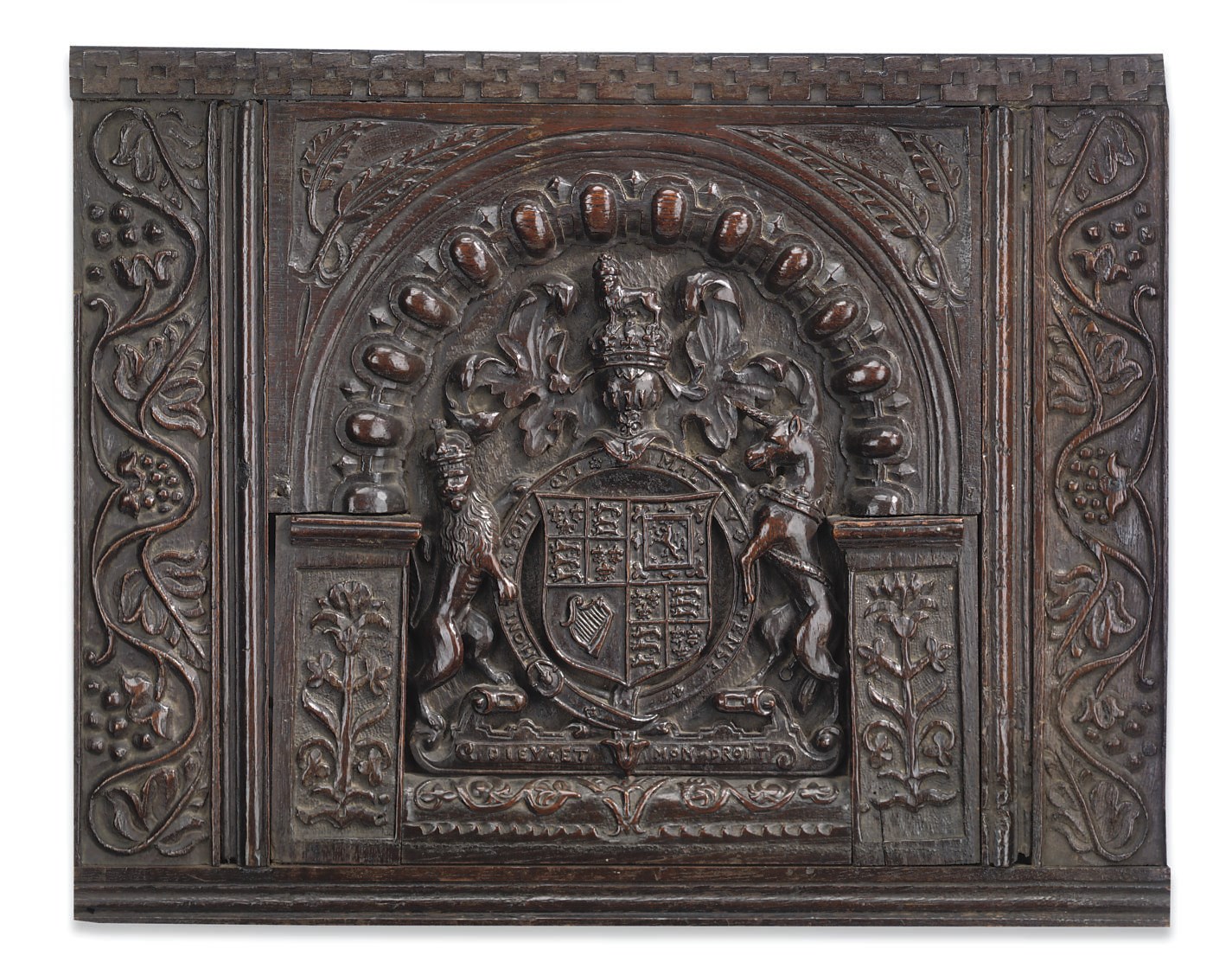 AN ENGLISH OAK RELIEF OF THE ROYAL COAT-OF-ARMS (1603-1688)