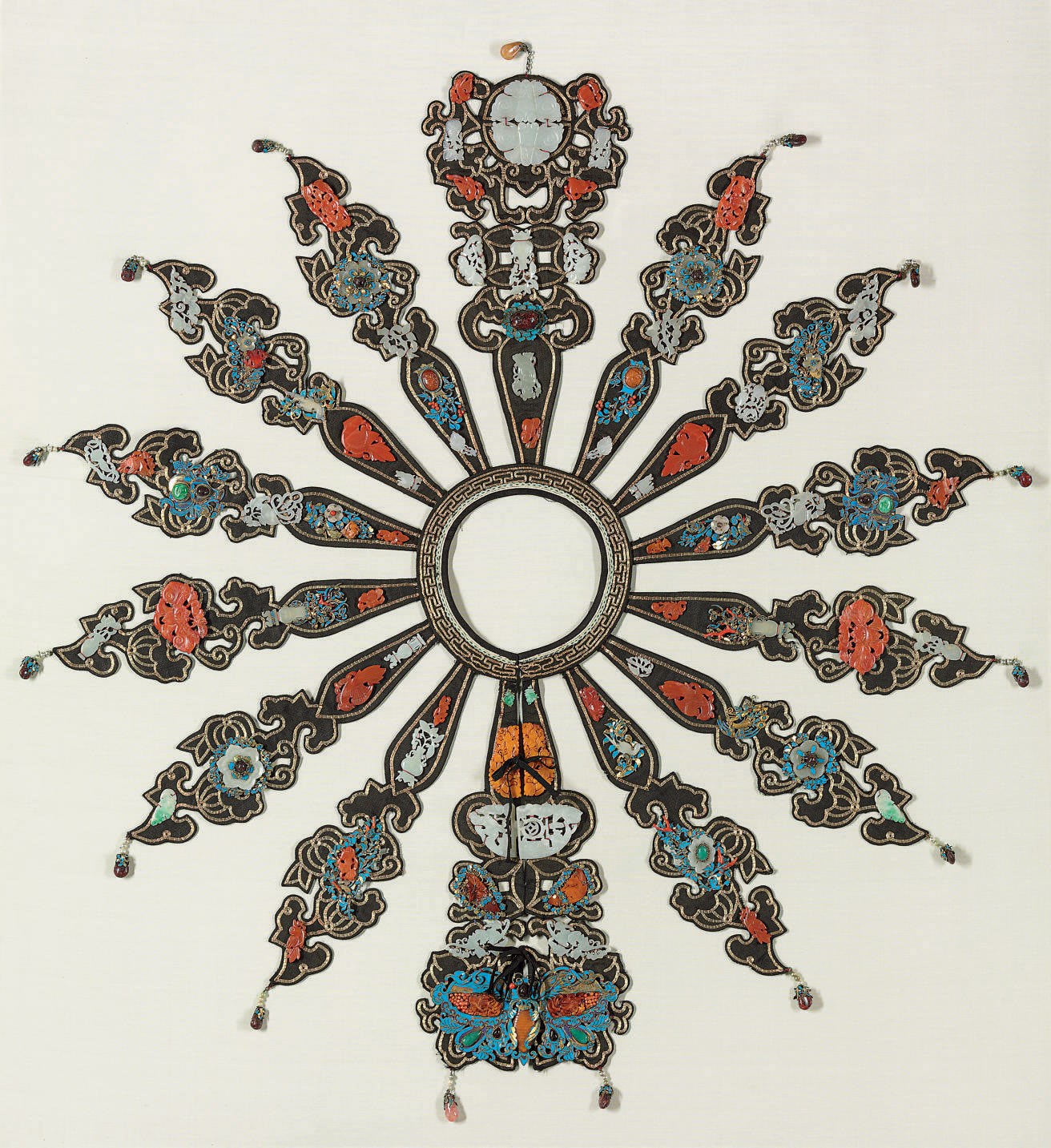 A RARE JADE, HARDSTONE AND KINGFISHER FEATHER-EMBELLISHED COLLAR