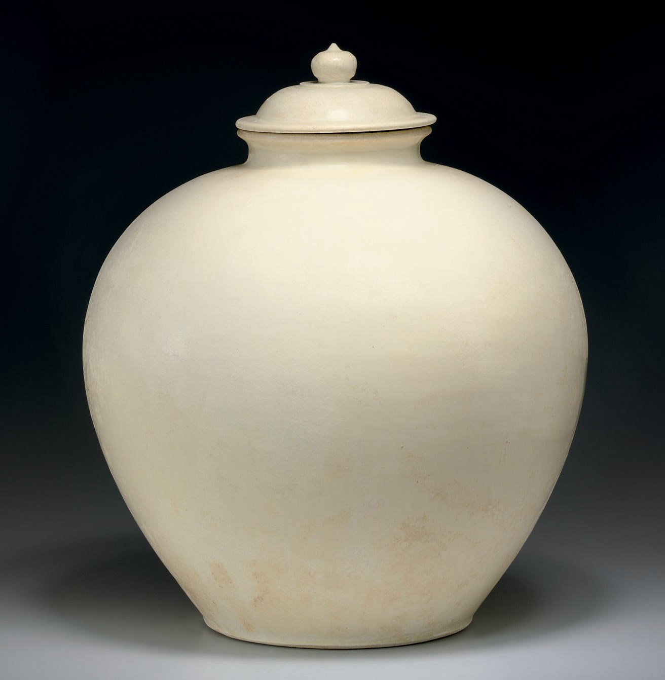 A LARGE WHITE-GLAZED OVOID JAR AND COVER
