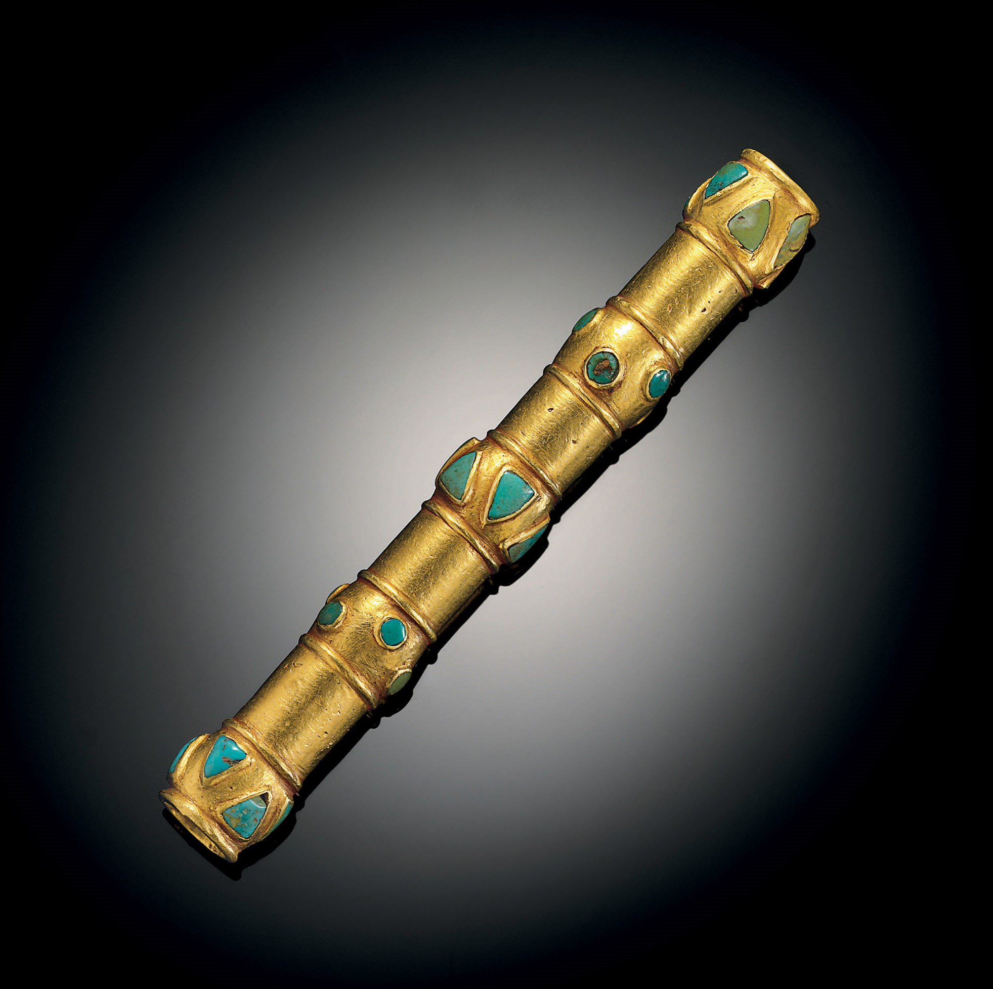 A VERY RARE TURQUOISE-INLAID GOLD TUBULAR FITTING