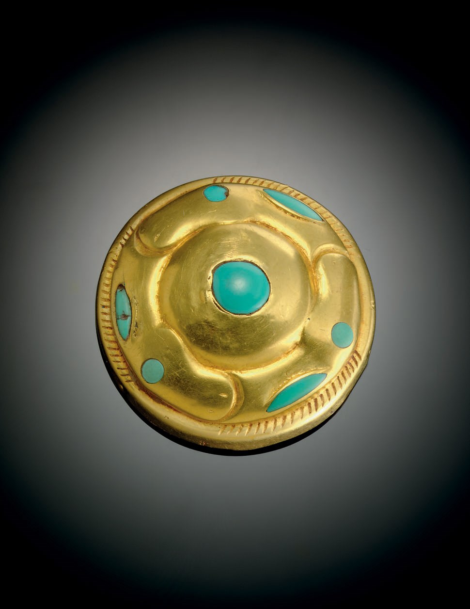A RARE TURQUOISE-INLAID GOLD CIRCULAR APPLIQUE
