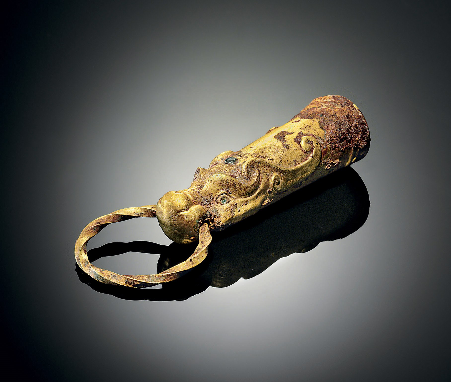 A RARE GOLD FITTING WITH GLASS INLAY
