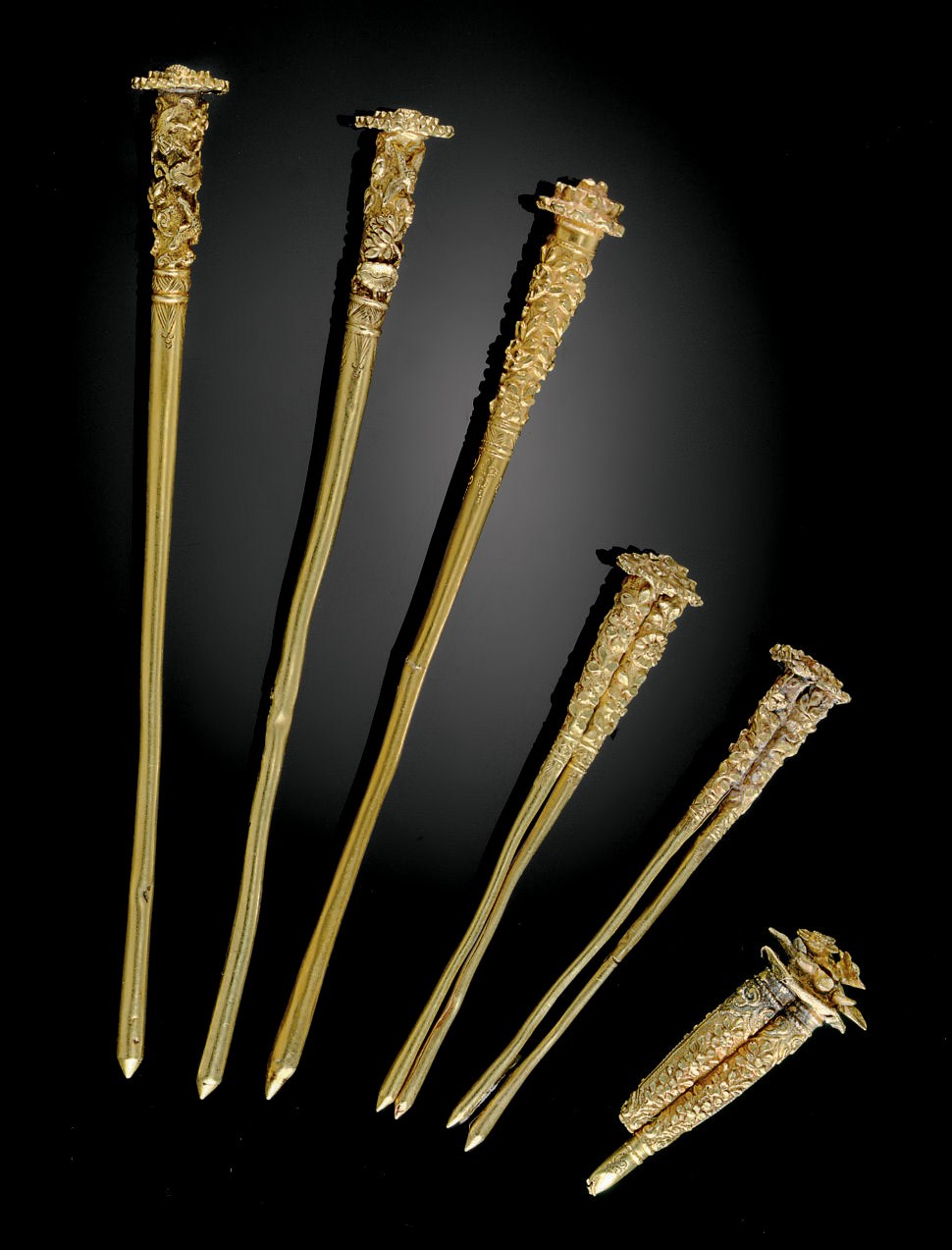 A GROUP OF GOLD HAIRPINS
