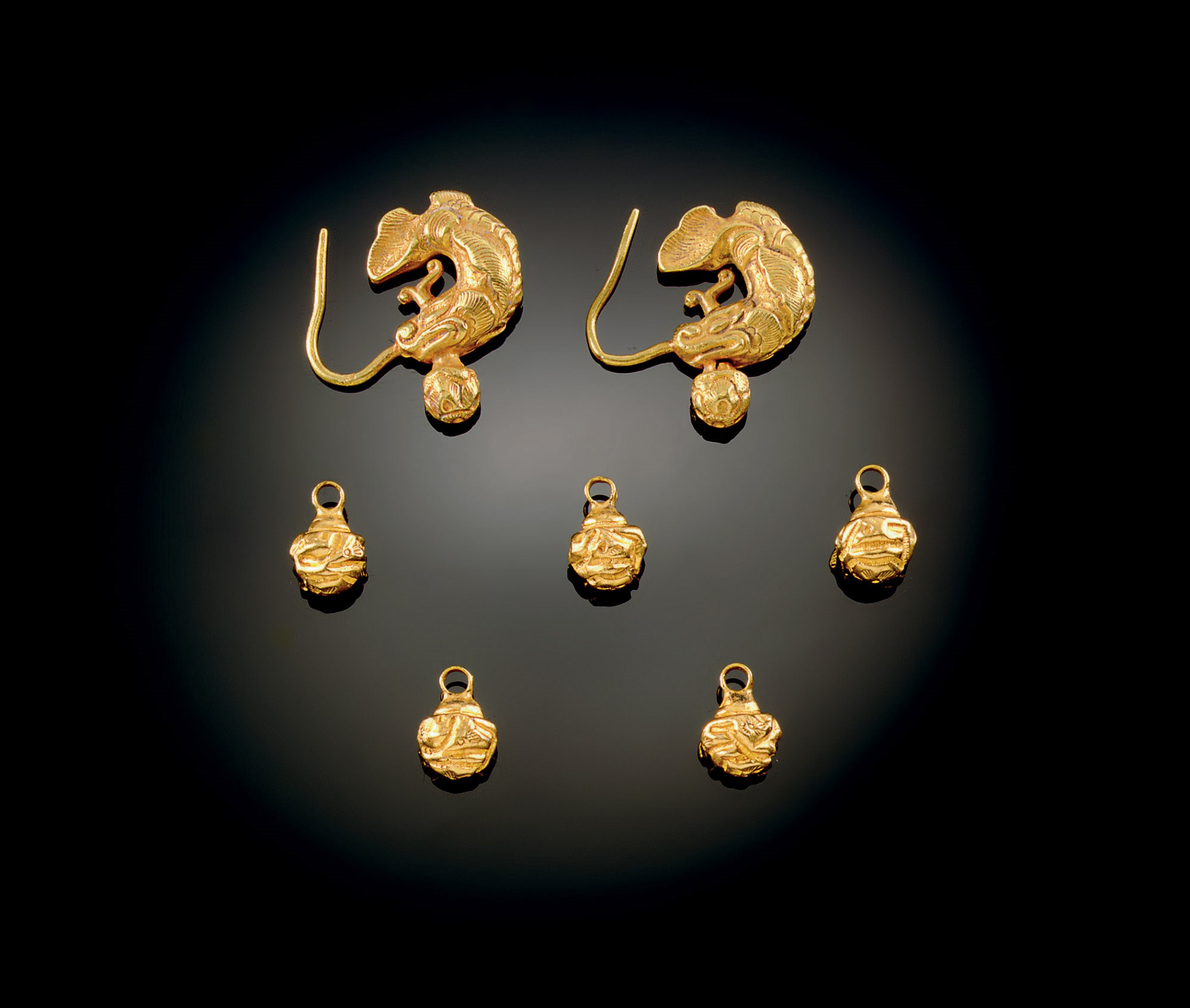 A PAIR OF GOLD MAKARA-FORM EARRINGS