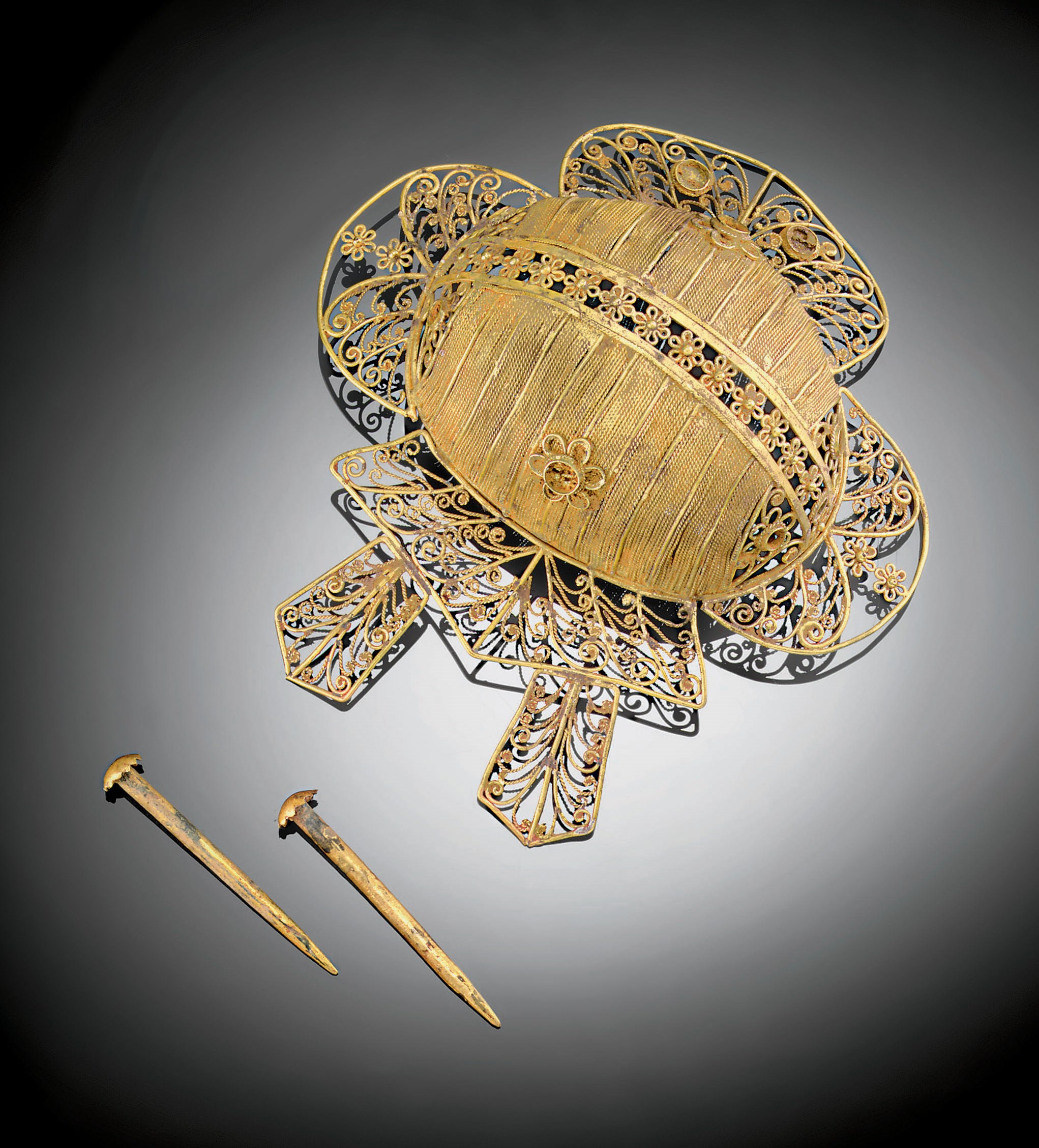 A RARE GOLD FILIGREE HAIR ORNAMENT