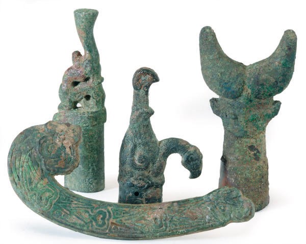 THREE CHINESE BRONZE FITTINGS,