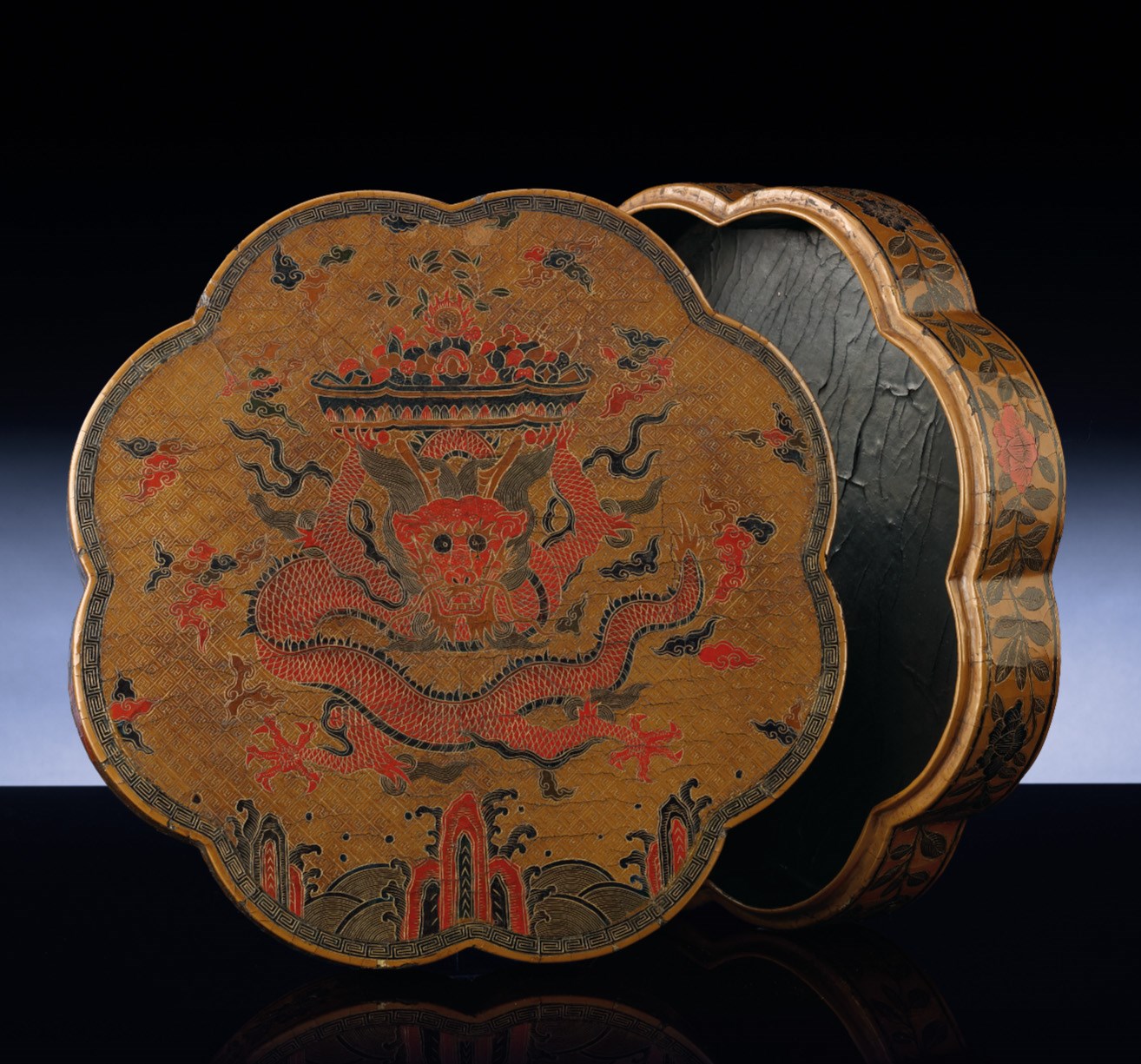 A RARE MING QIANGJIN AND TIANQI LACQUER 'DRAGON' OCTAFOIL BOX AND COVER