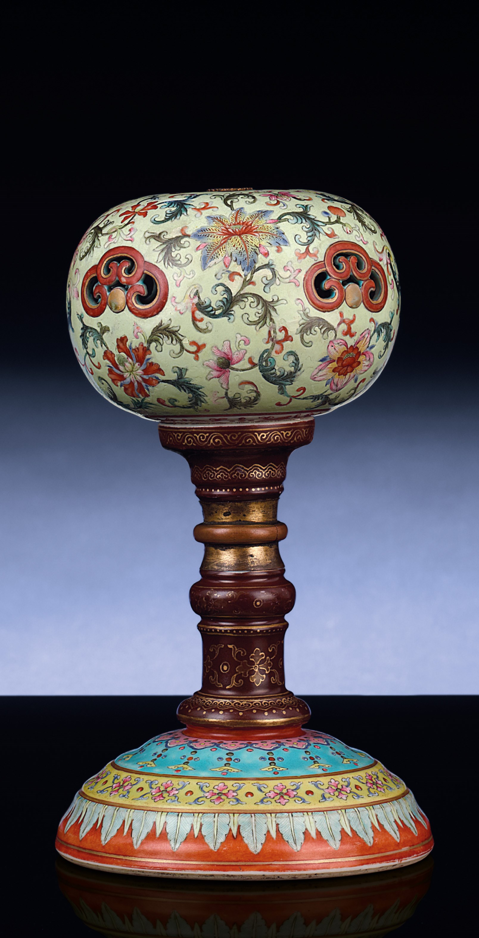 A RARE FAMILLE ROSE HAT STAND