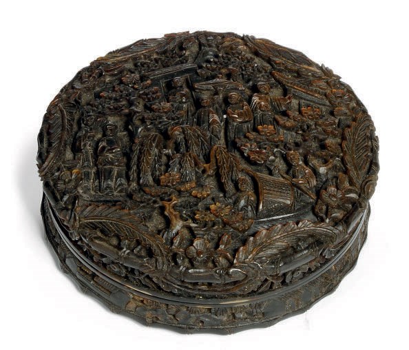 A CHINESE TORTOISESHELL CARVED CIRCULAR BOX