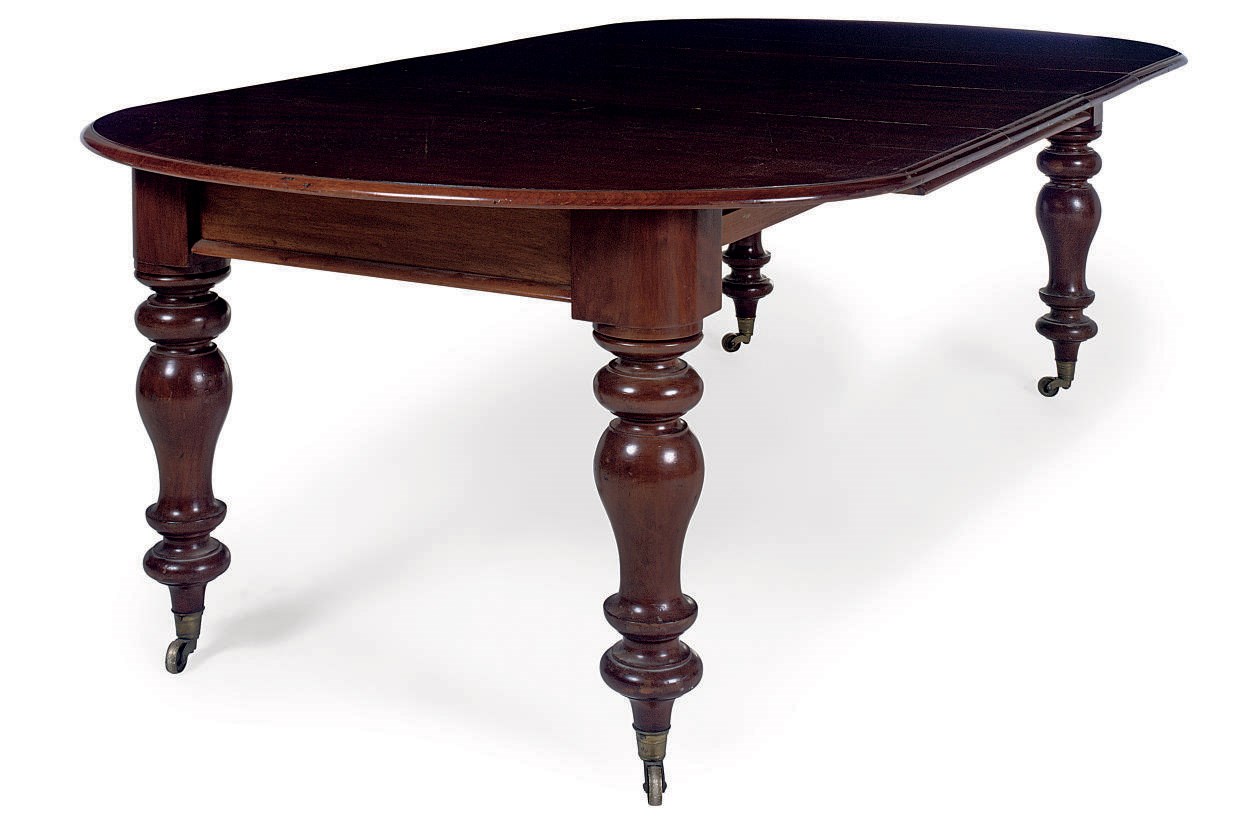 AN EARLY VICTORIAN MAHOGANY EXTENDING DINING TABLE
