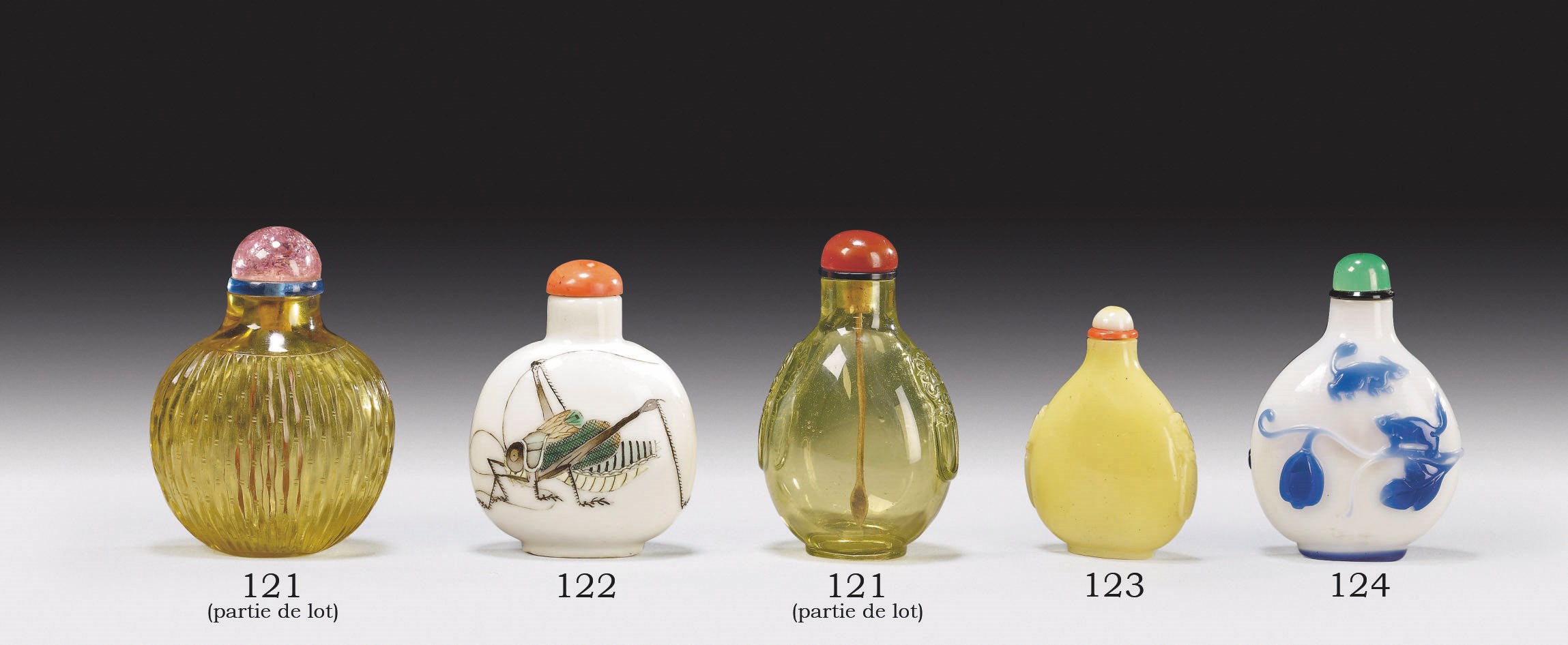 DEUX TABATIERES EN VERRE JAUNE ET EN VERRE VERT PALE SCULPTE
