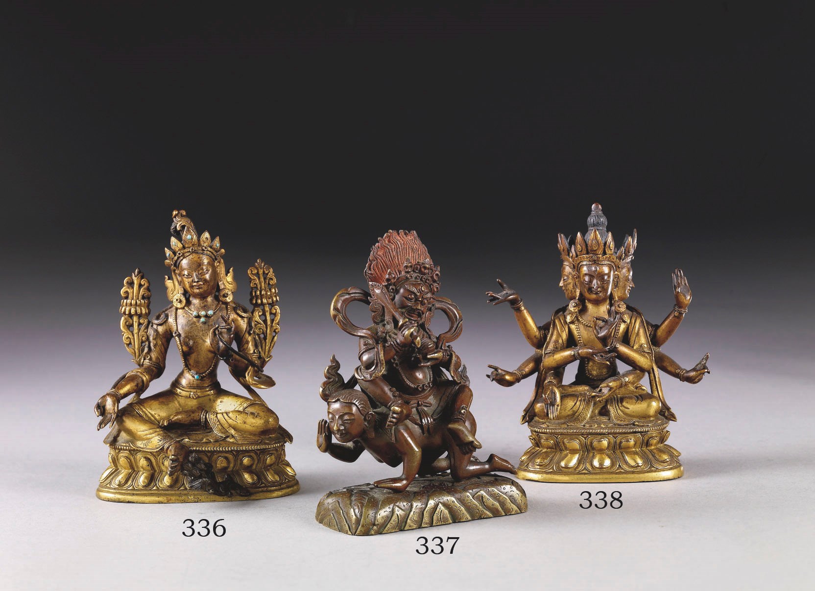STATUETTE DE USHNISHAVIJAYA EN BRONZE DORE