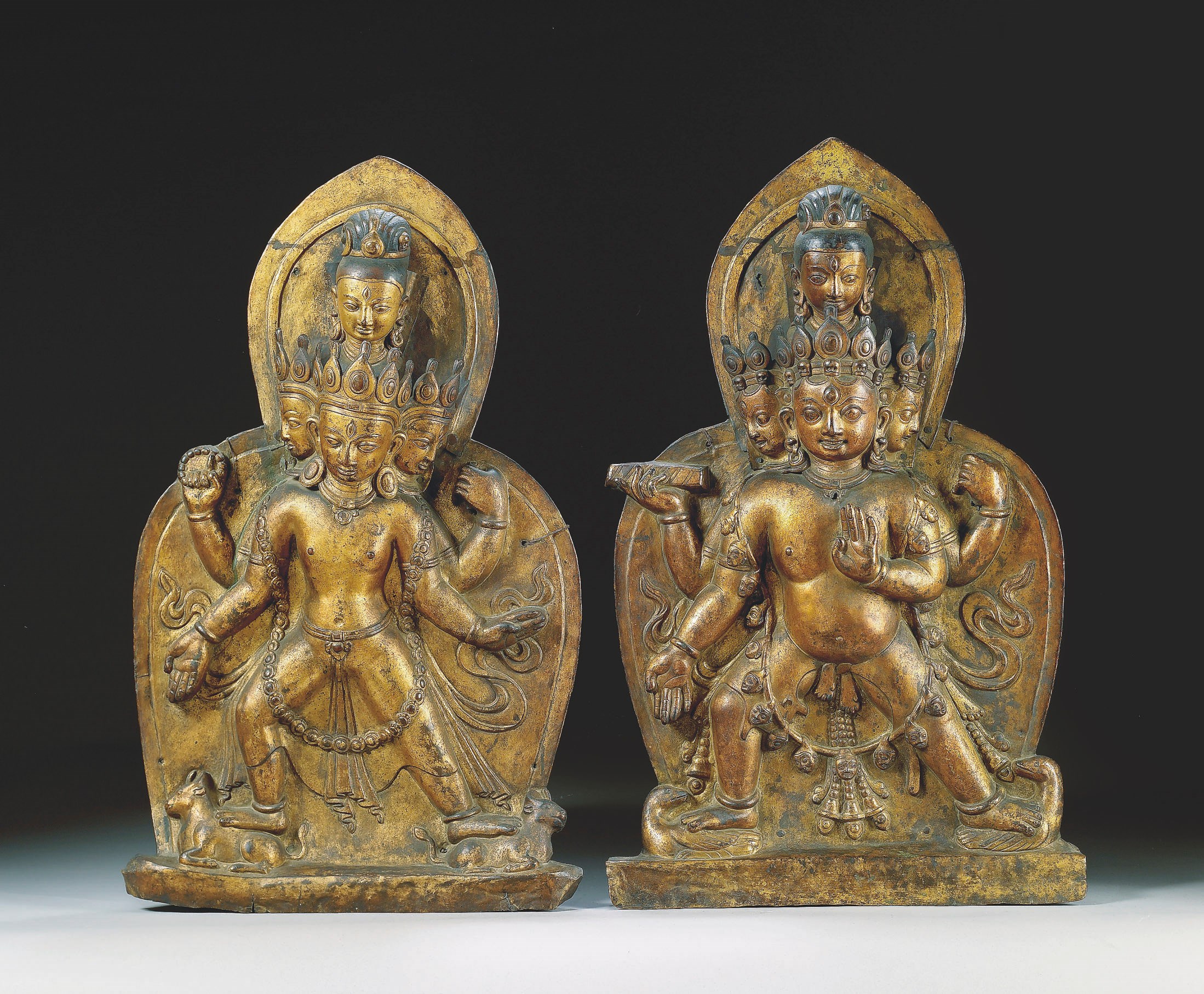 DEUX PLAQUES ORNEMENTALES EN CUIVRE REPOUSSE ET DORE