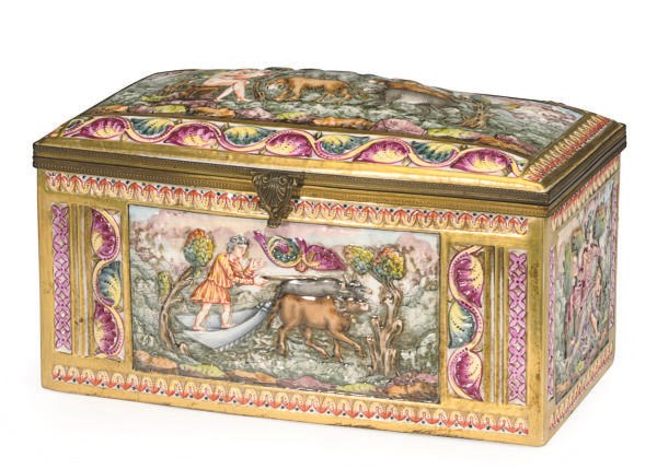 A GILT METAL MOUNTED CAPODIMONTE STYLE PORCELAIN CASKET-FORM BOX WITH HINGED COVER,
