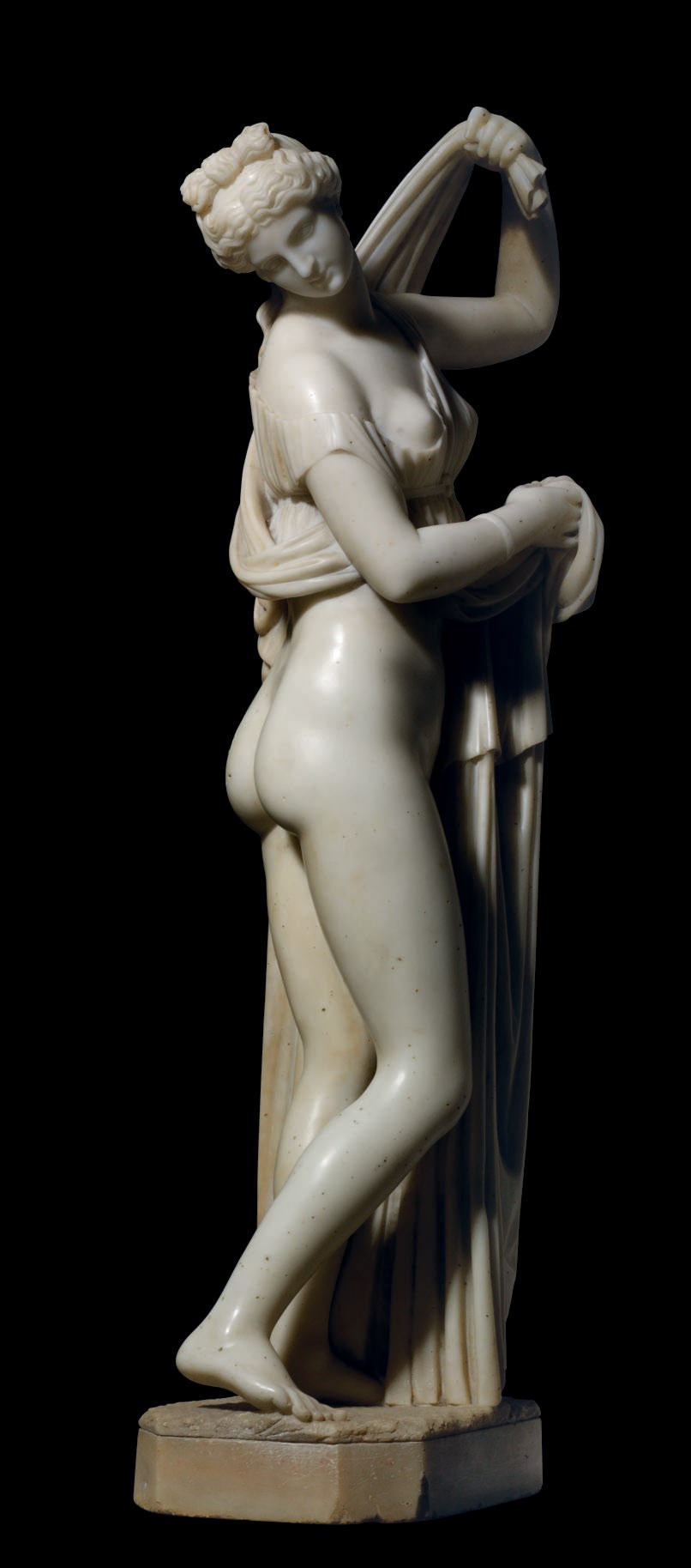 A CARVED MARBLE FIGURE OF THE CALLIPYGIAN VENUS