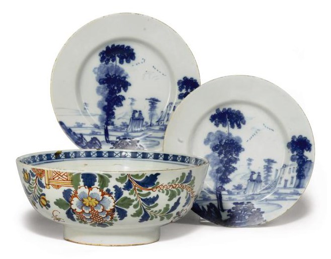 AN ENGLISH POLYCHROME DELFT BOWL AND A PAIR OF BLUE AND WHITE PLATES