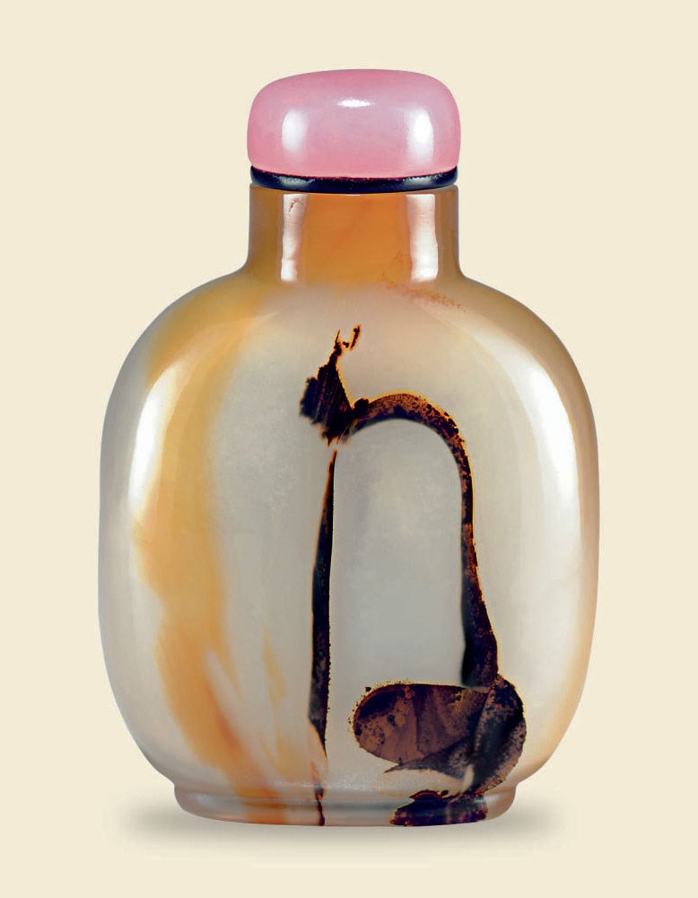 A SILHOUETTE AGATE SNUFF BOTTLE
