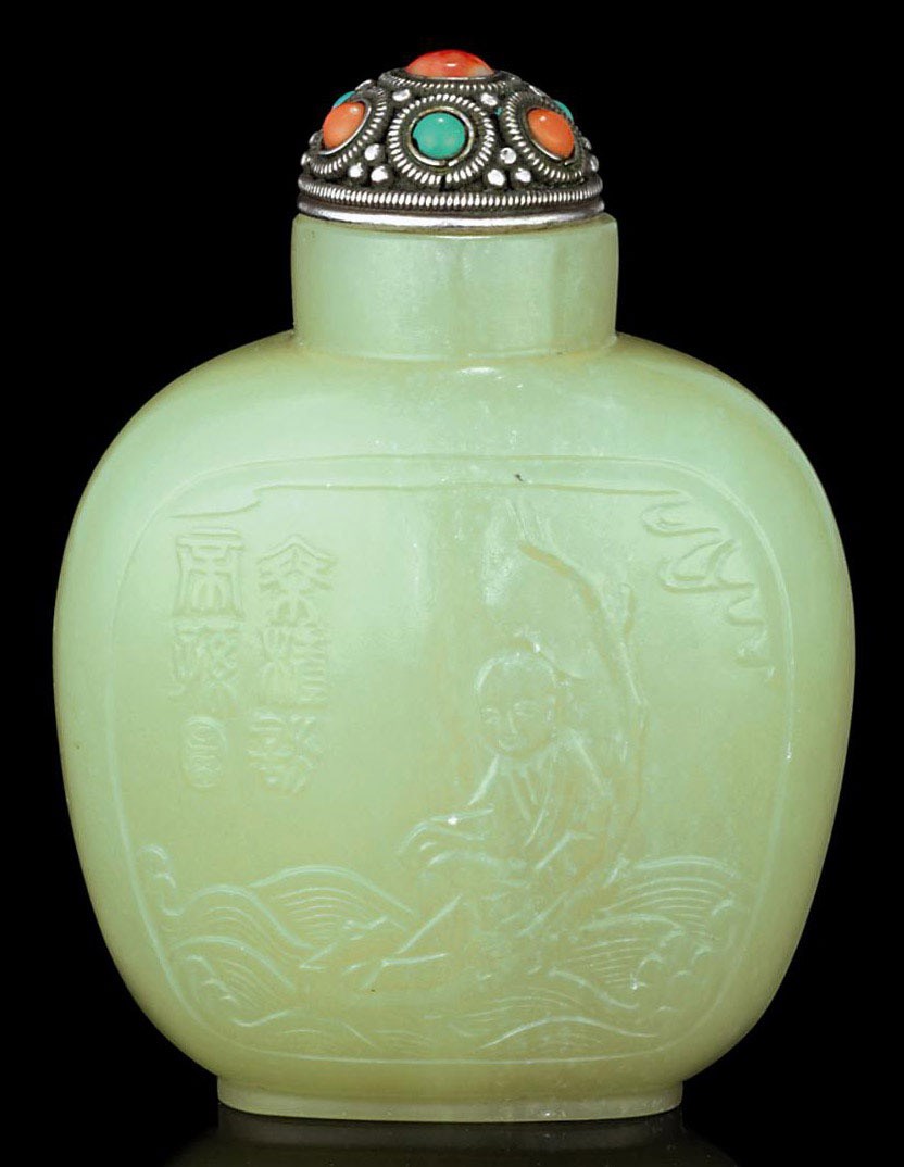 A YELLOW JADE SNUFF BOTTLE