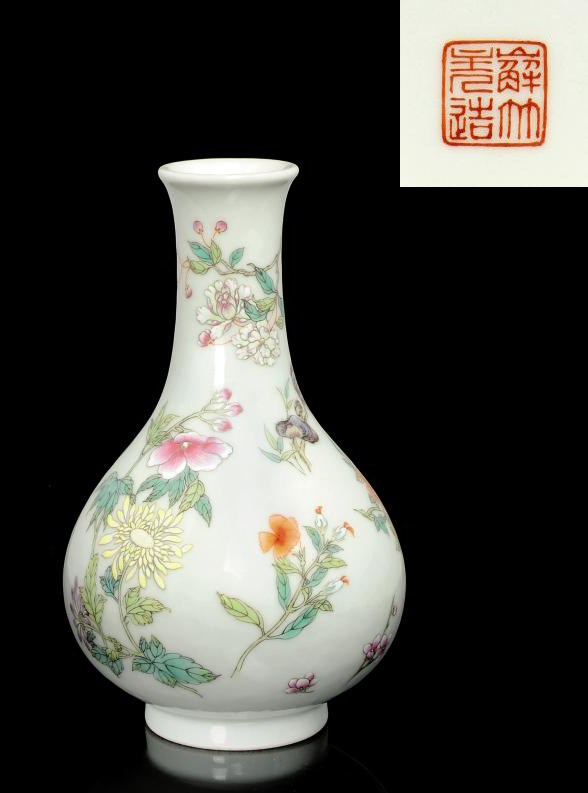 A FAMILLE ROSE BOTTLE VASE