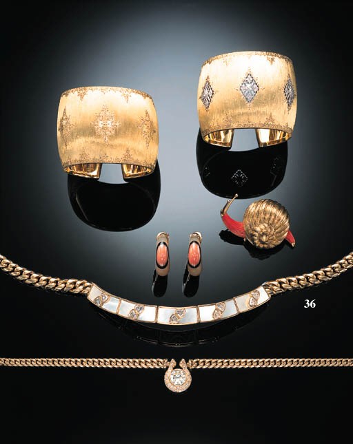 A DIAMOND, 18K GOLD AND MOTHER-OF-PEARL NECKLACE