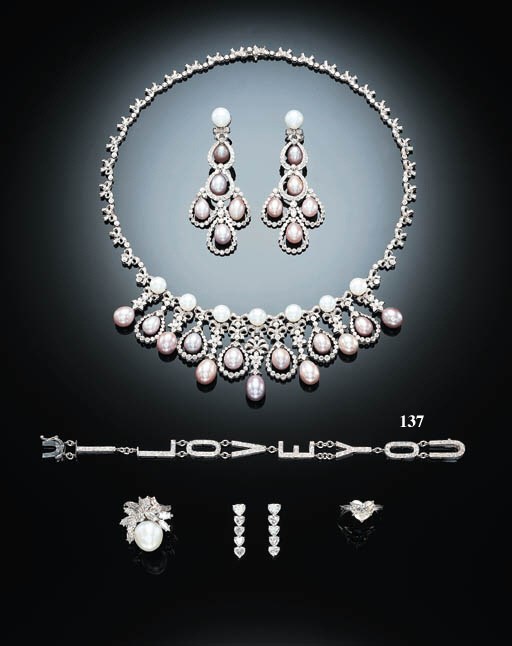 AN AMUSING DIAMOND BRACELET