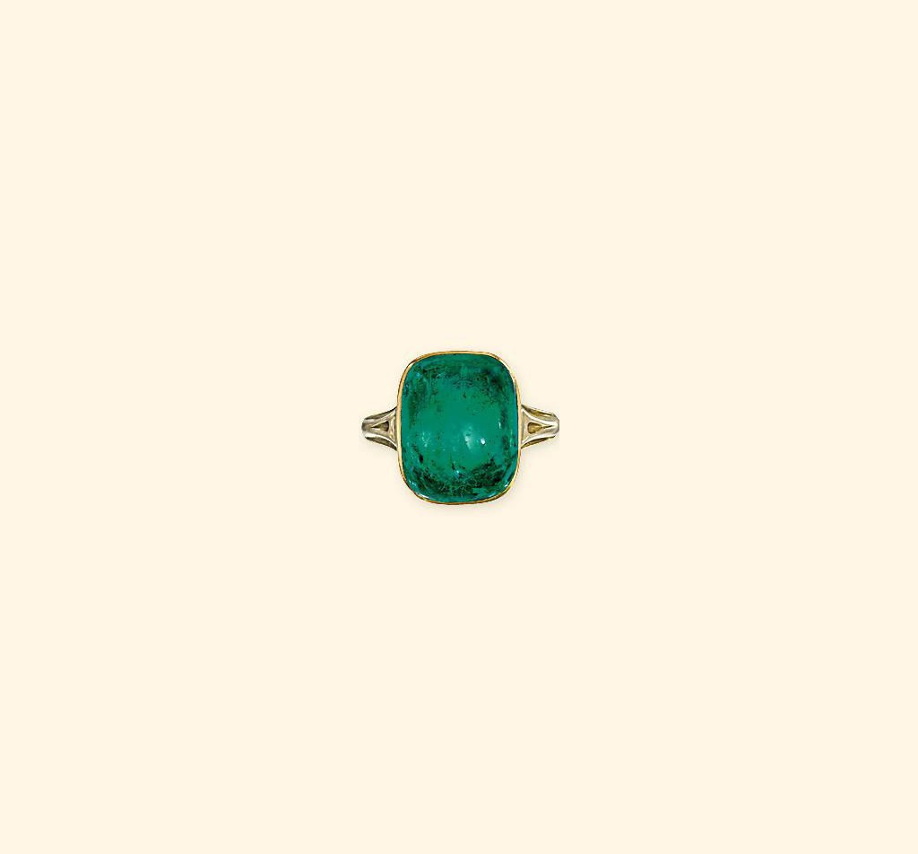 AN ANTIQUE GOLD AND EMERALD RING