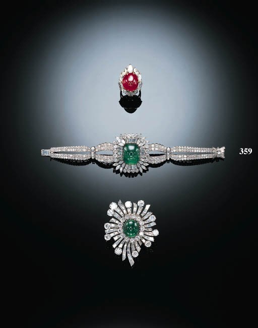 AN ATTRACTIVE CABOCHON EMERALD AND DIAMOND BRACELET
