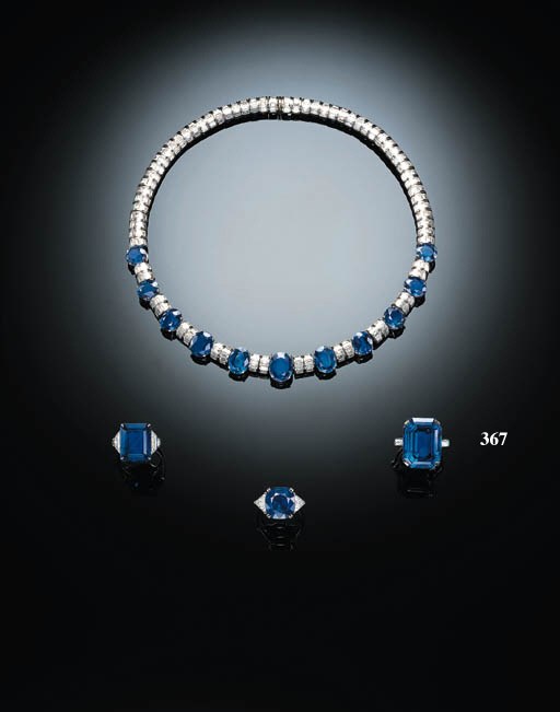 AN IMPRESSIVE SINGLE-STONE SAPPHIRE RING