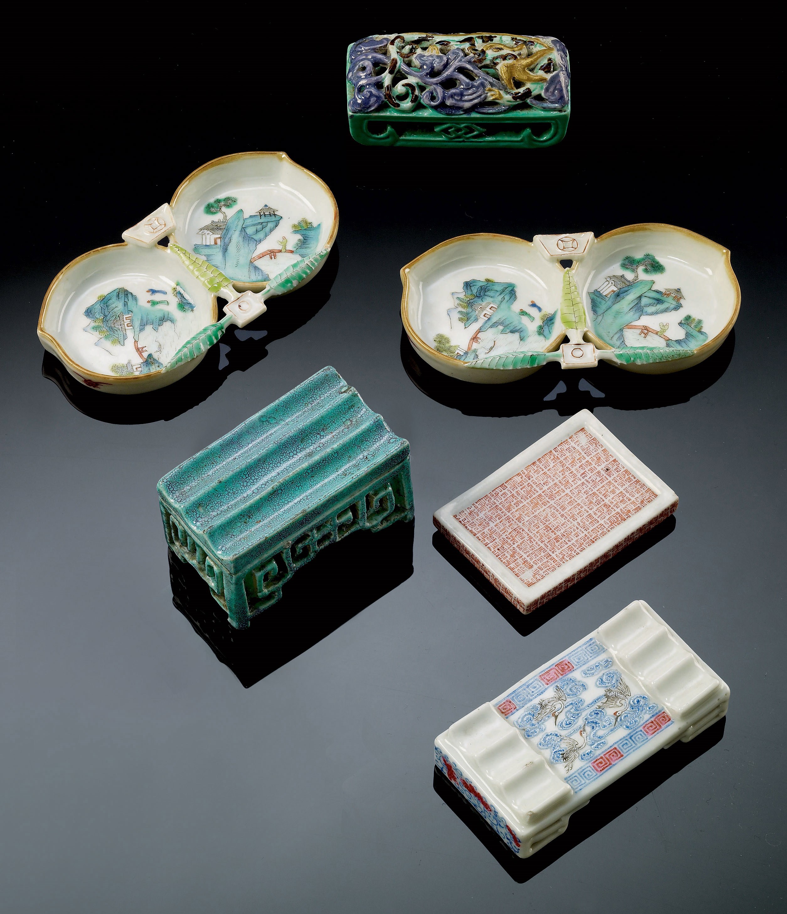 QUATRE REPOSE-PINCEAUX ET DEUX RINCE-PINCEAUX EN PORCELAINE POLYCHROME