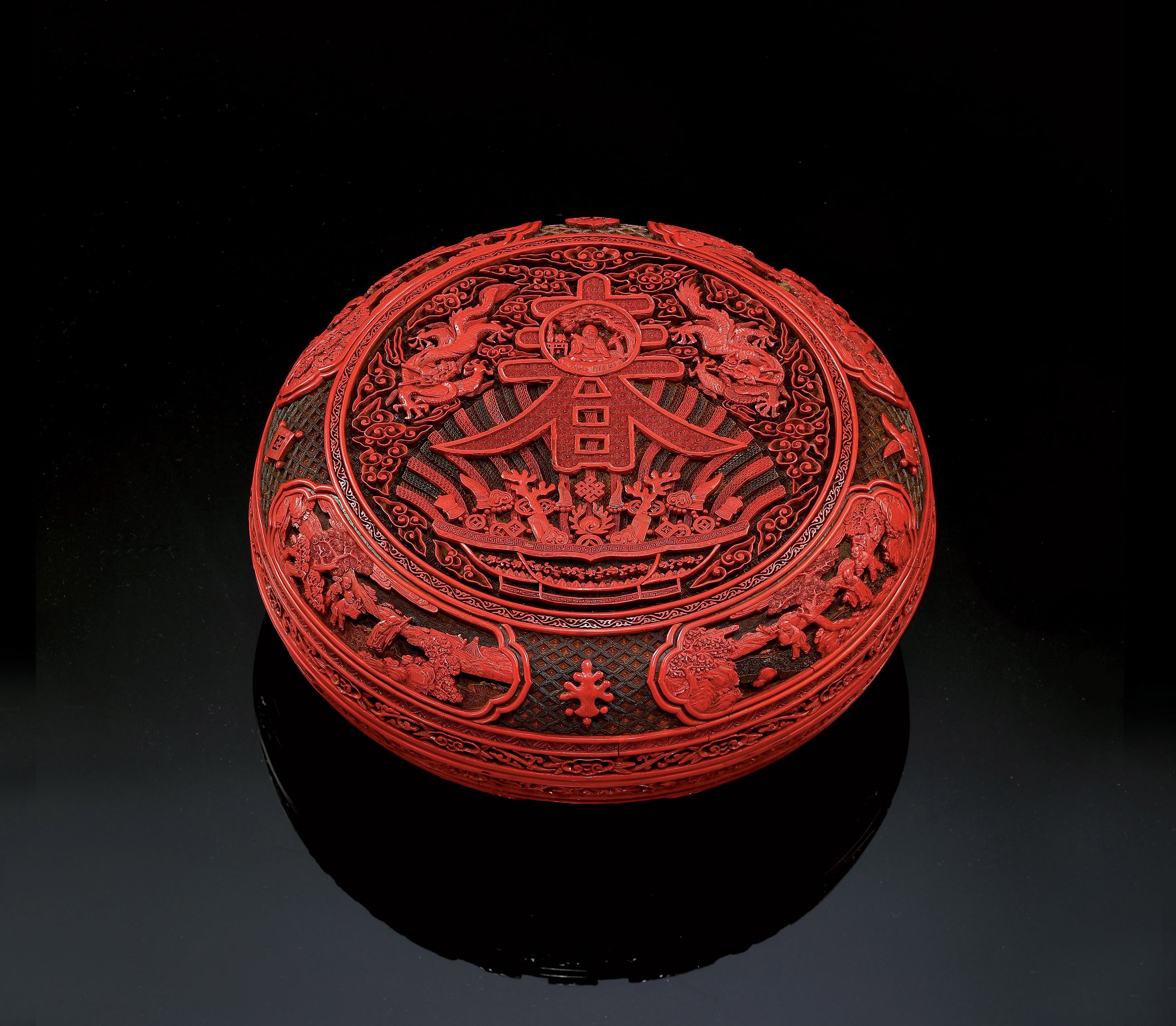 RARE ET IMPORTANTE BOITE COUVERTE EN LAQUE ROUGE, VERTE ET OCRE SCULPTEE