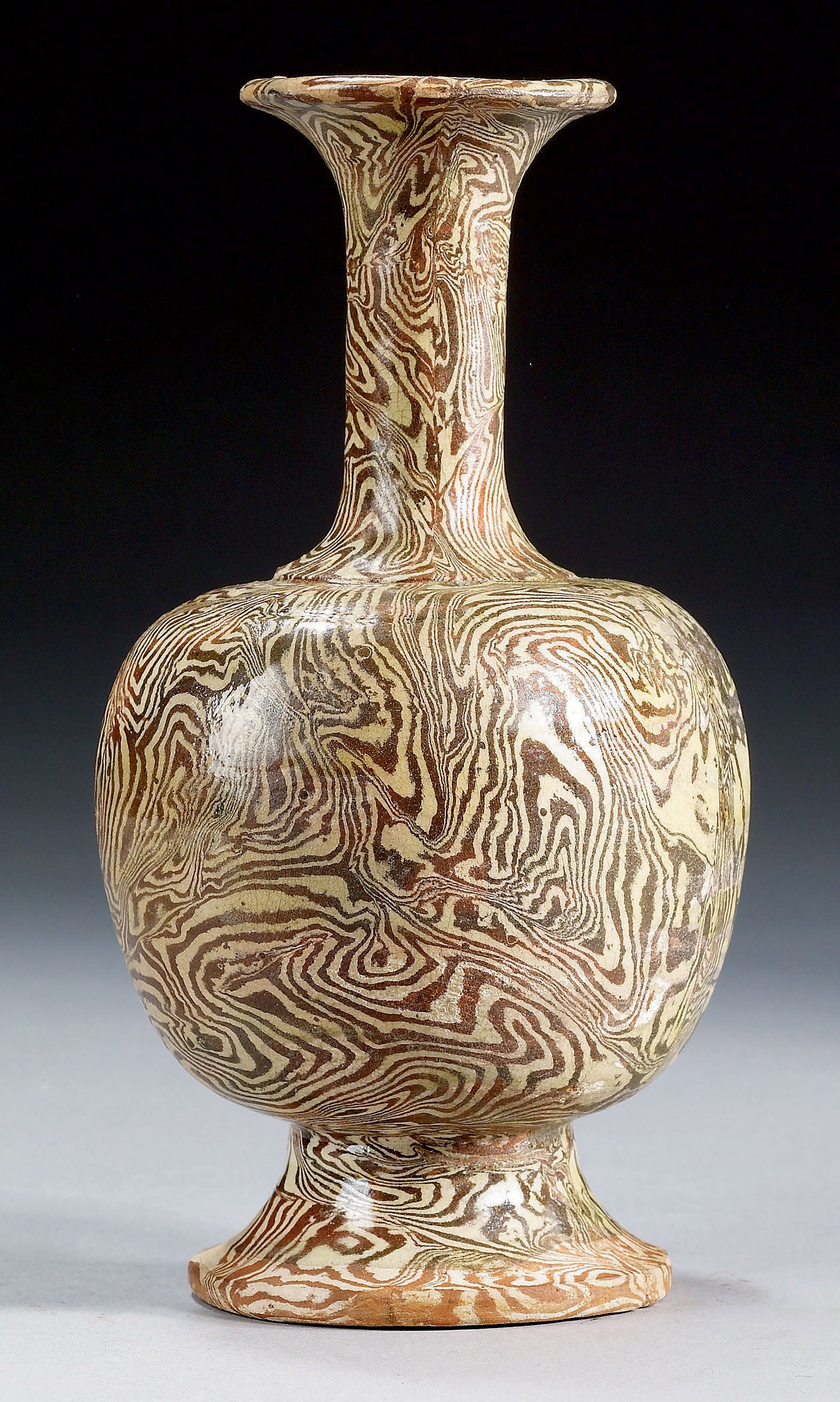 RARE VASE EN TERRE CUITE MARBREE ET GLACUREE