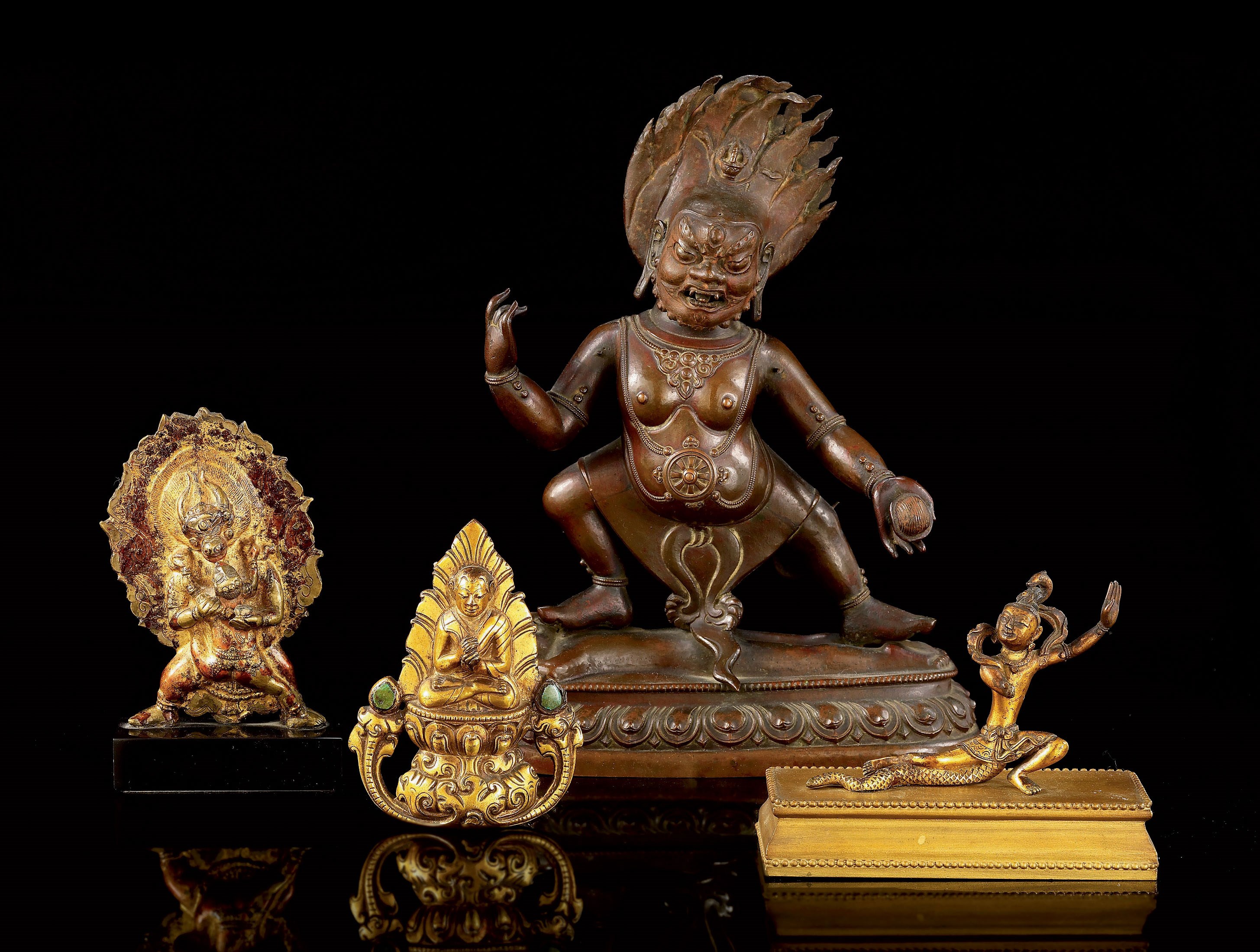 TROIS ORNEMENTS EN BRONZE ET UNE STATUE D'UN DHARMAPALA EN BRONZE REPOUSSE